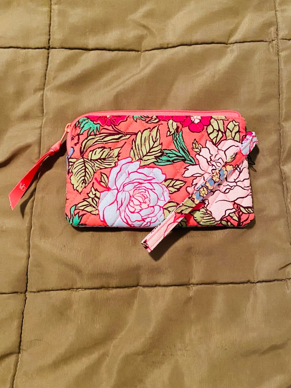 Vera Bradley Essential Zip Wristlet. NWT. Vibrant Gardenia